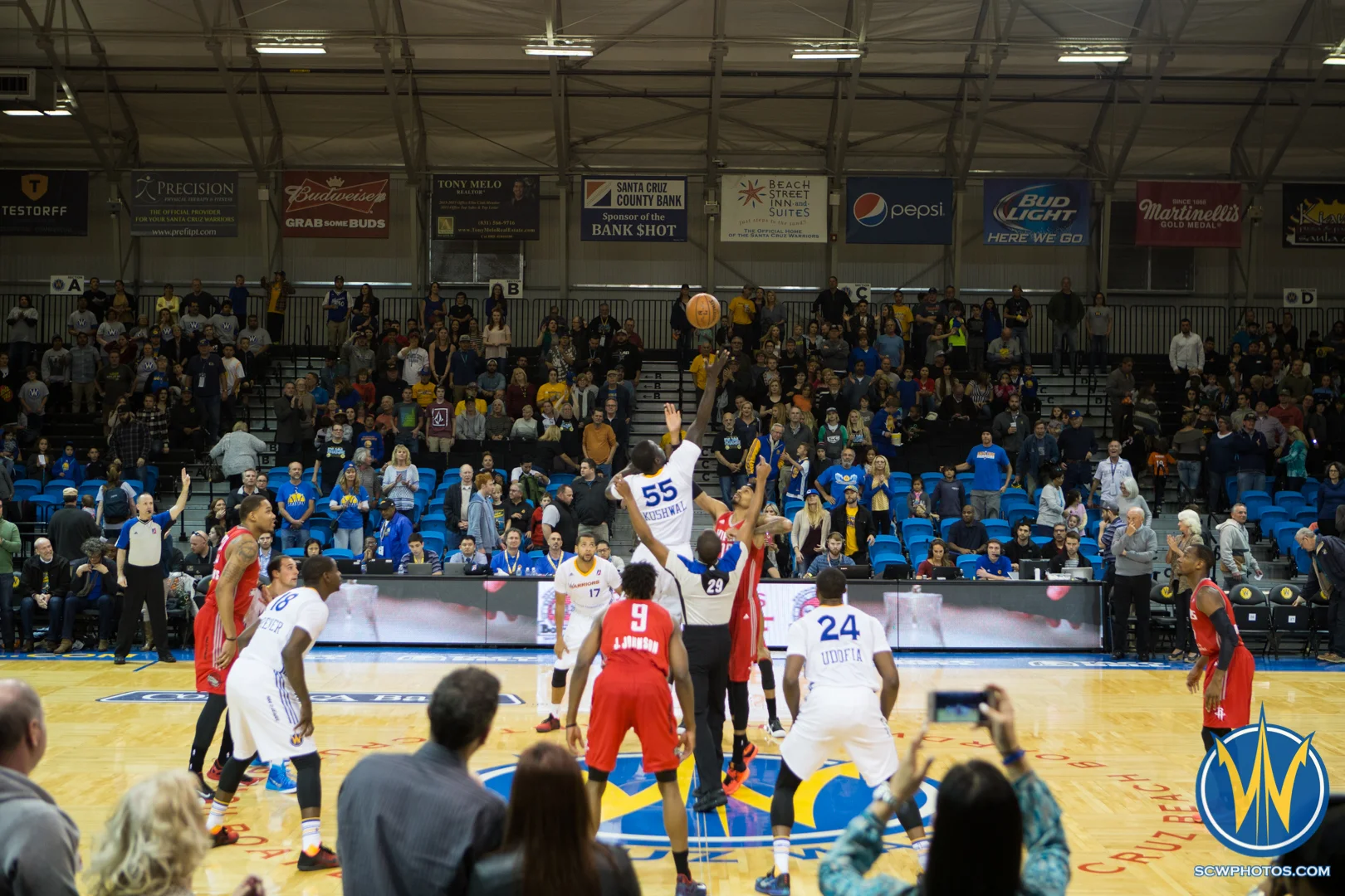 Tip-off at Kaiser Permanente Arena on February 19, 2016 (Photo: Ariel Nava Photography)