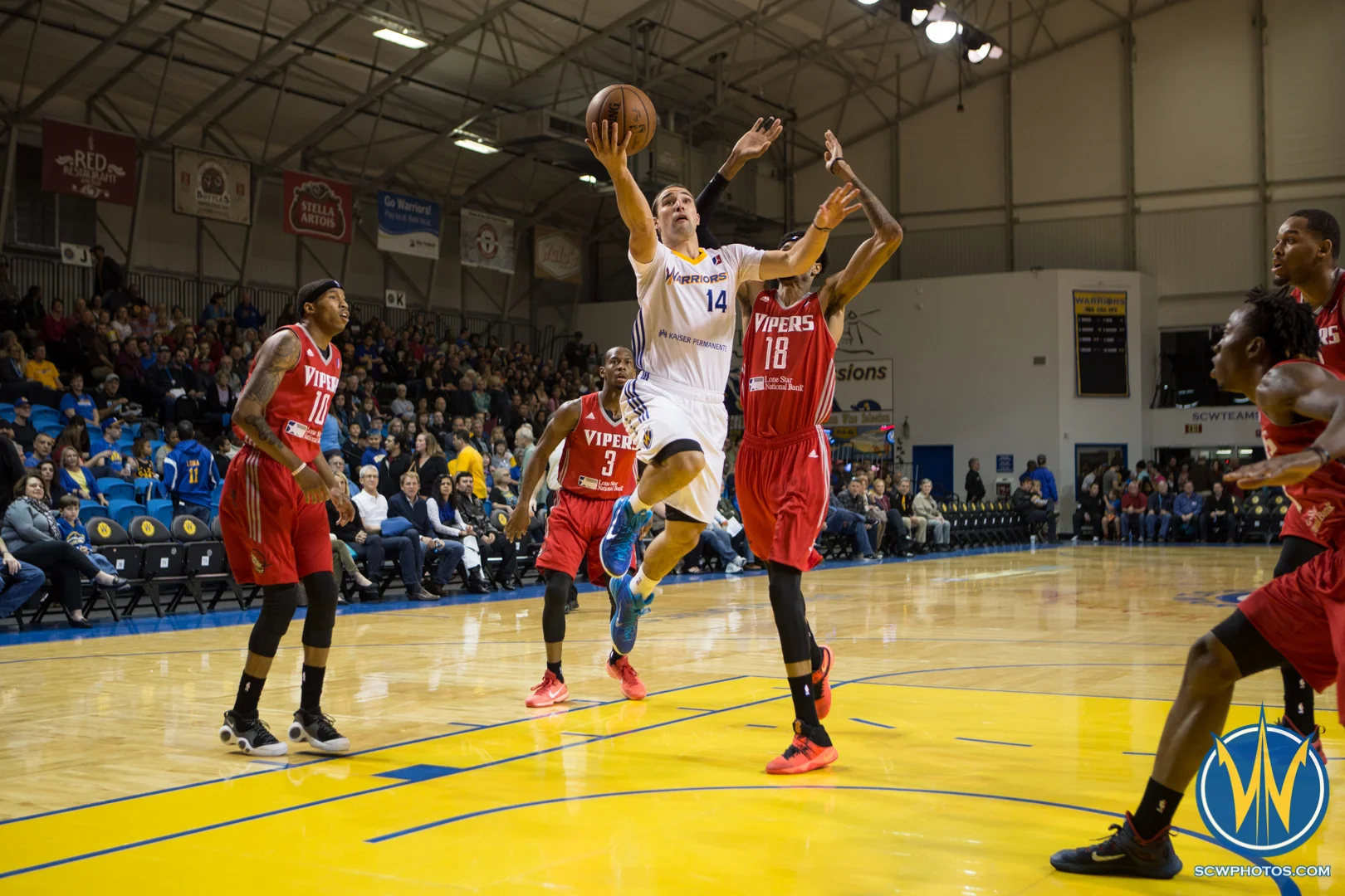 Aaron Craft drives to the basket at Kaiser Permanente Arena on February 19, 2016 (Photo: Ariel Nava Photography)
