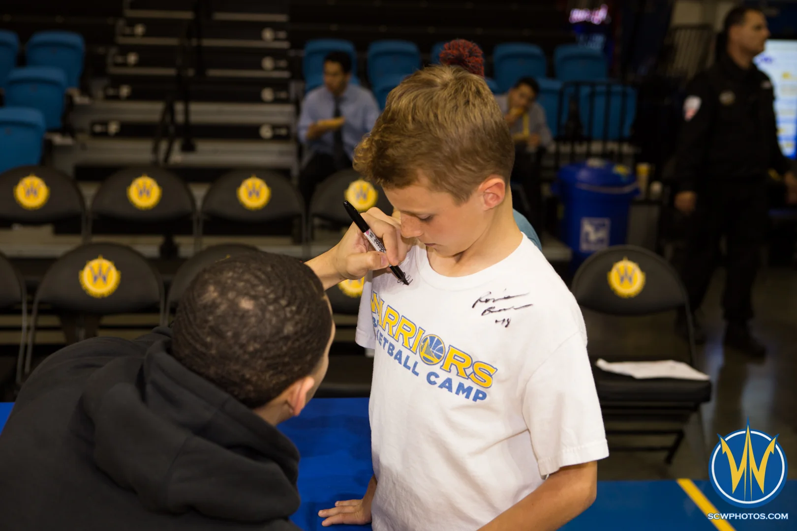 Darrington Hobson signs a young fans shirt after the game at Kaiser Permanente Arena on February 19, 2016 (Photo: Ariel Nava Photography)