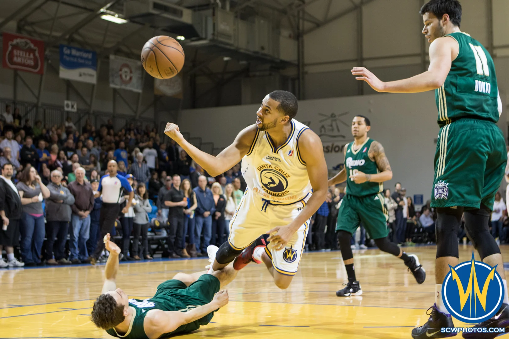 Verdell Jones drives and draws a foul at Kaiser Permanente Arena on February 26, 2016 (Photo: Ariel Nava Photography)