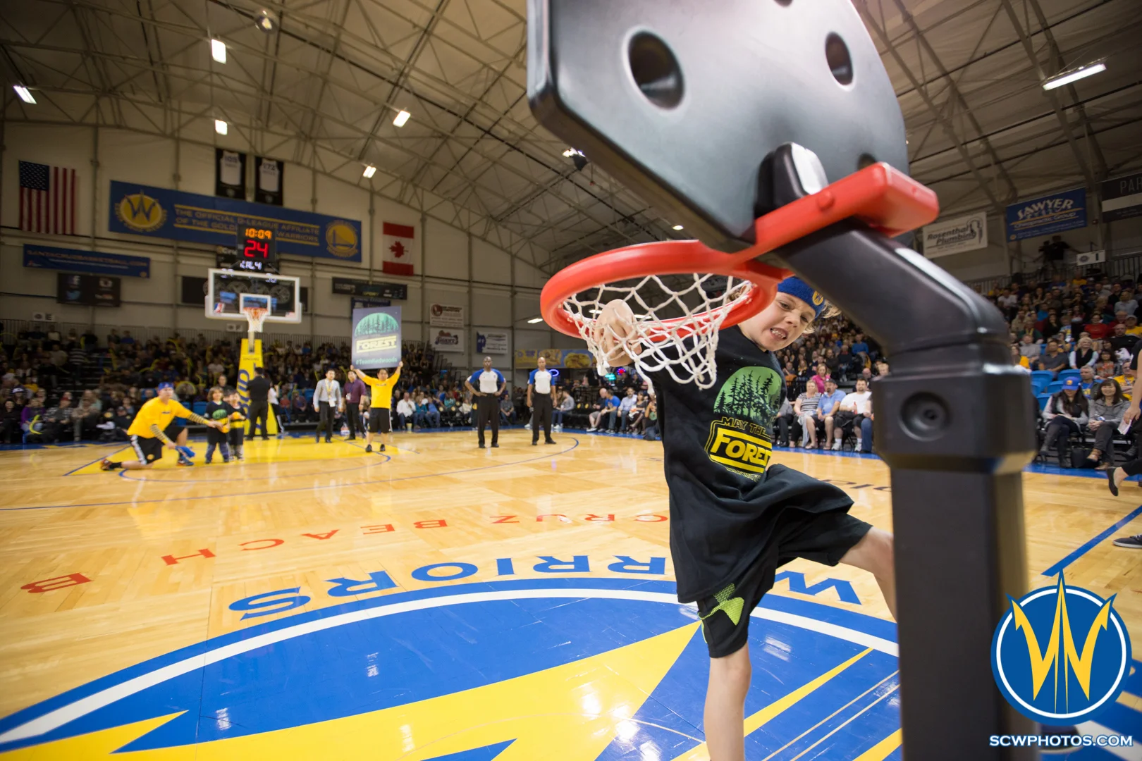 A young dunk contestant slams the ball at Kaiser Permanente Arena on February 26, 2016 (Photo: Ariel Nava Photography)