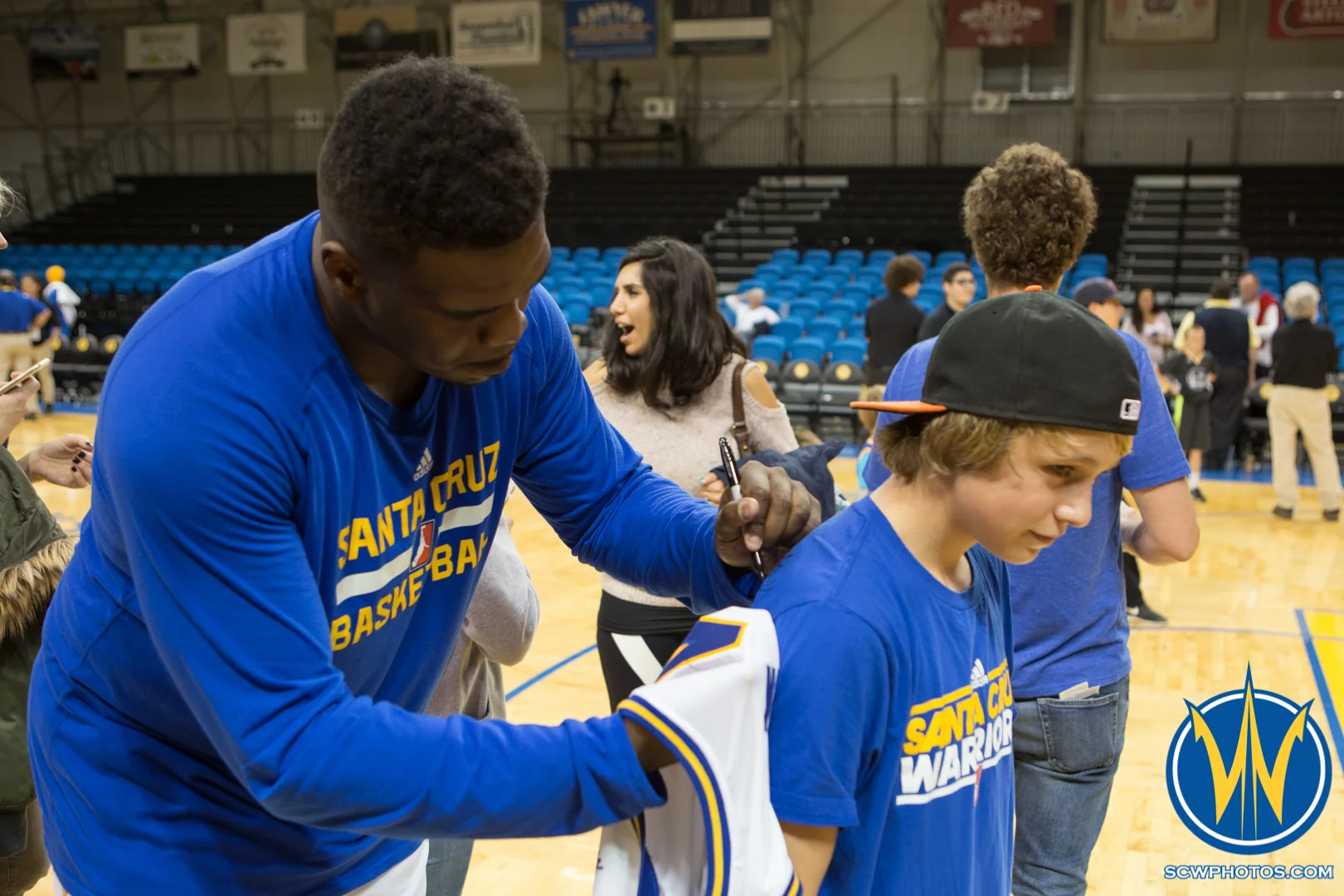 Anthony Vereen signs a young fans shirt after the game at Kaiser Permanente Arena on February 26, 2016 (Photo: Ariel Nava Photography)