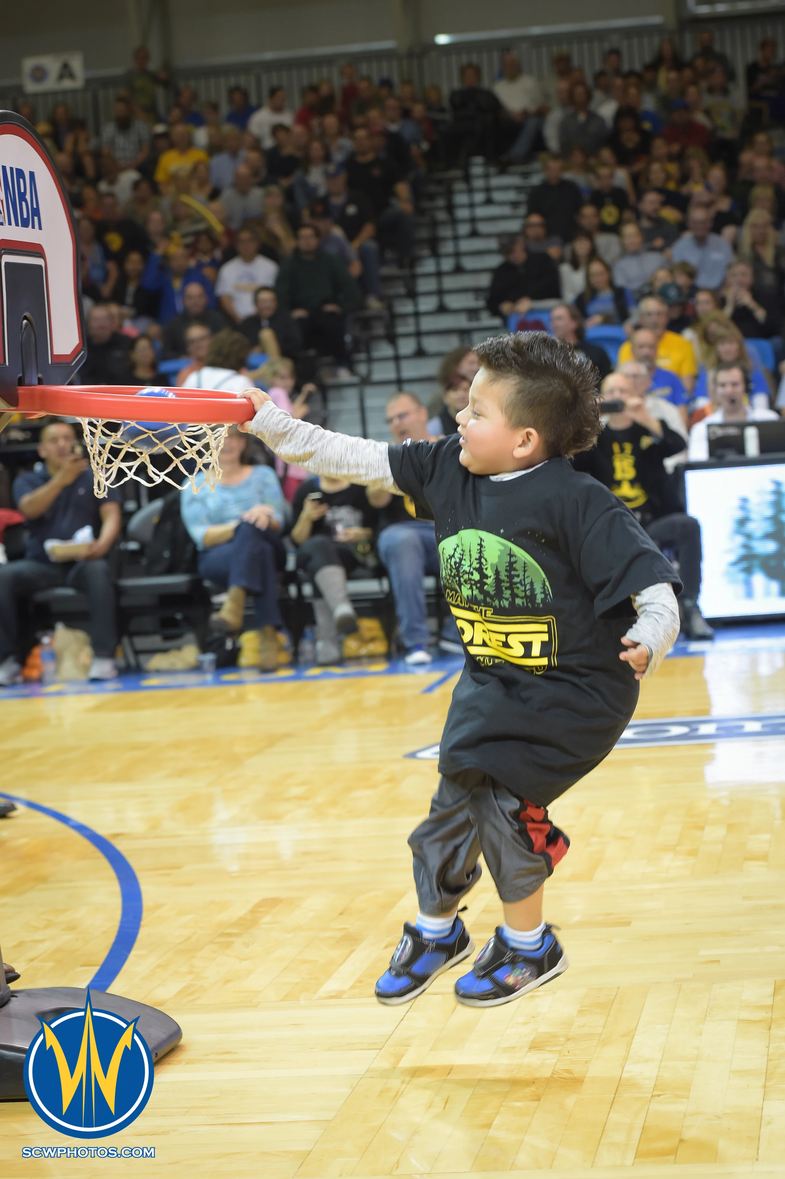 Young Warrior fans shows his slam dunk skills in a promotional game during a timeout at the Santa Cruz Warriors vs Bakersfield Jam game on 3/2/16 at Kaiser Permanente Arena in Santa Cruz, California. (Photo: (Phil Pasag Photography) /SC Warriors 2016)