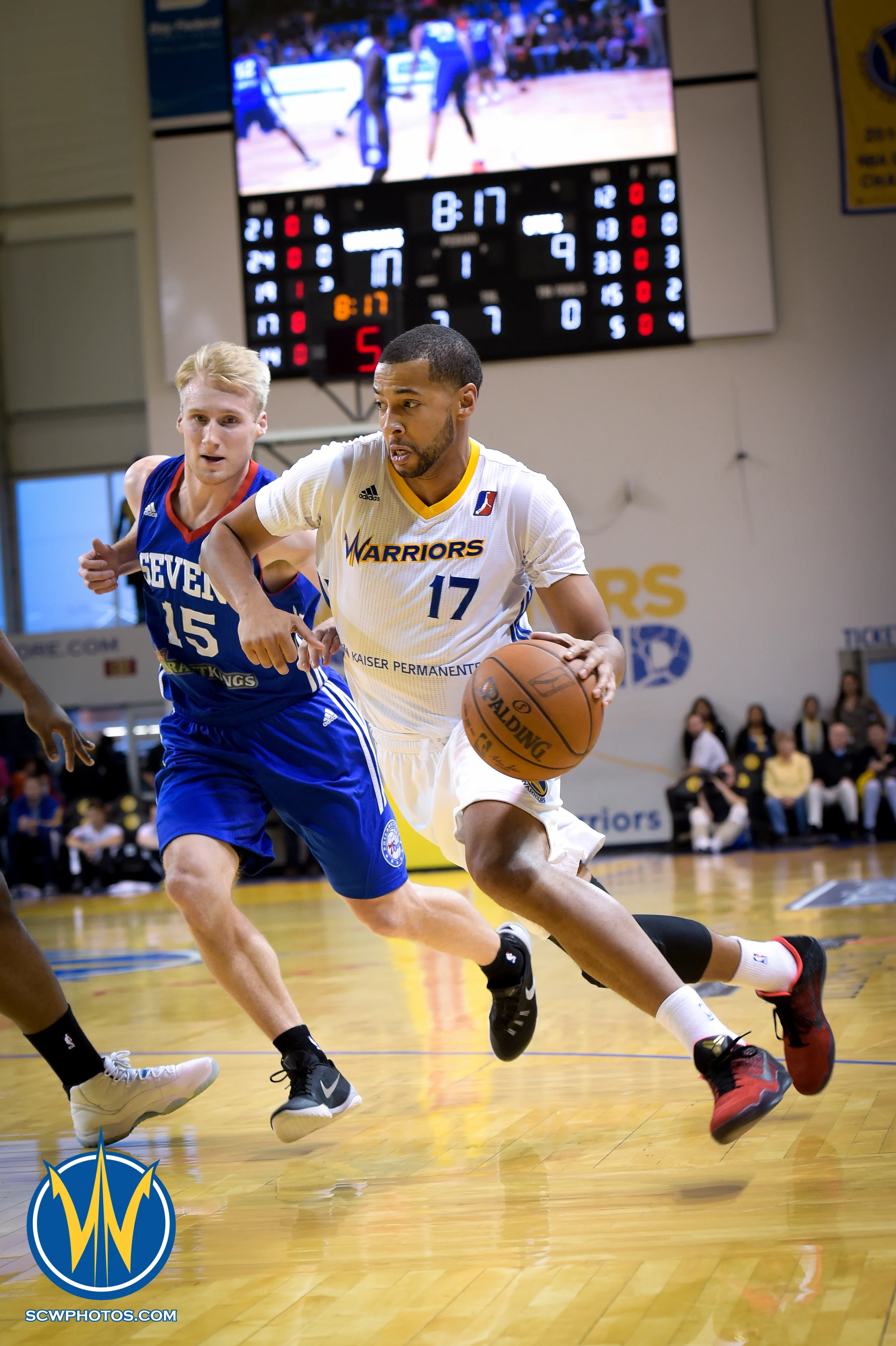 #17 Verdell Jones dribbling pass his defende at the Santa Cruz Warriors vs Delaware 87ers on 3/13/16 at Kaiser Permanente Arena in Santa Cruz, California. (Photo: (Phil Pasag Photography) /SC Warriors 2016)