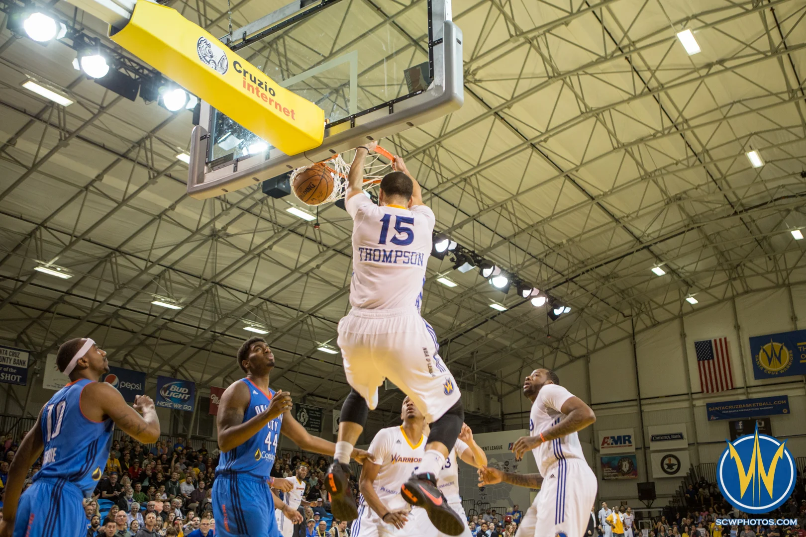 Mychel Thompson finishes the dunk against the OKC Blue at Kaiser Permanente Arena on March 18, 2016 (Photo: Ariel Nava Photography)