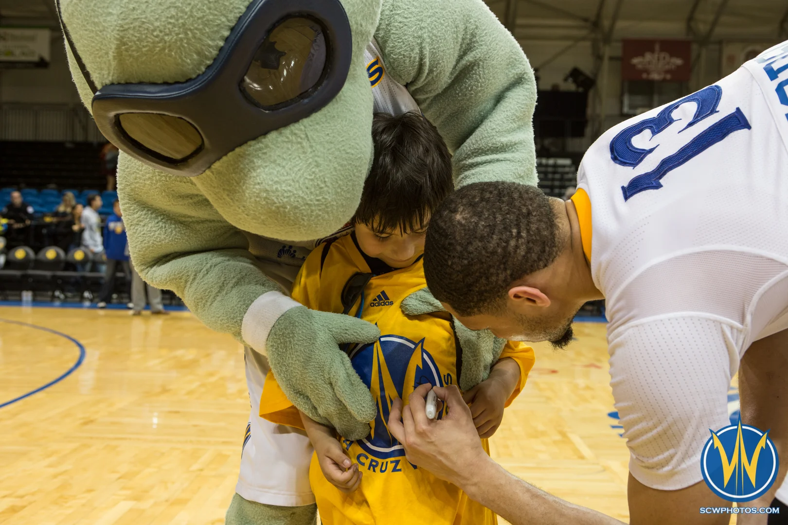 Darrington Hobson autographs the shirt of our "fan of the game" at Kaiser Permanente Arena on March 18, 2016 (Photo: Ariel Nava Photography)