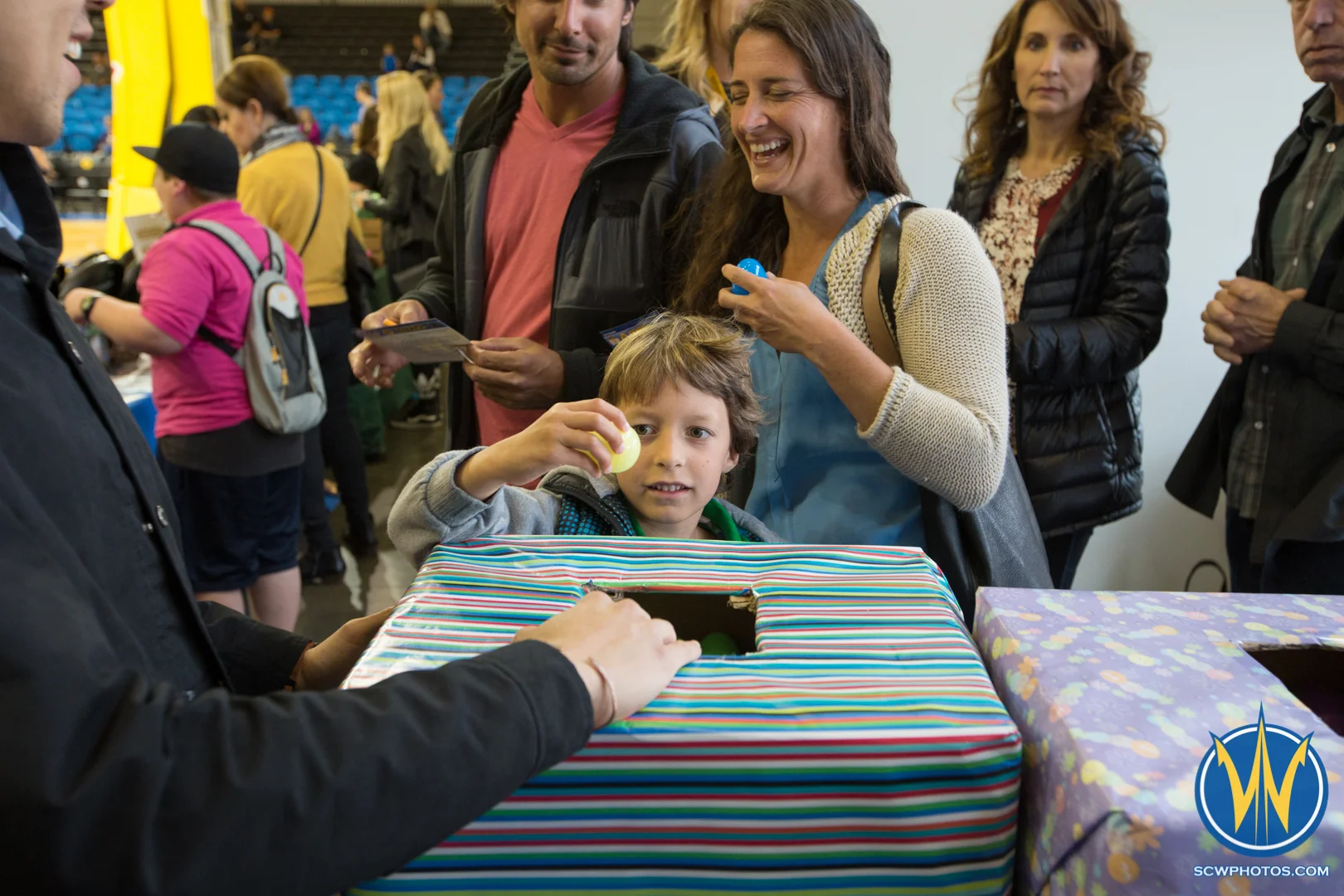 A young fan picks an easter egg out of the box at Kaiser Permanente Arena on March 27, 2016 (Photo: Ariel Nava Photography)