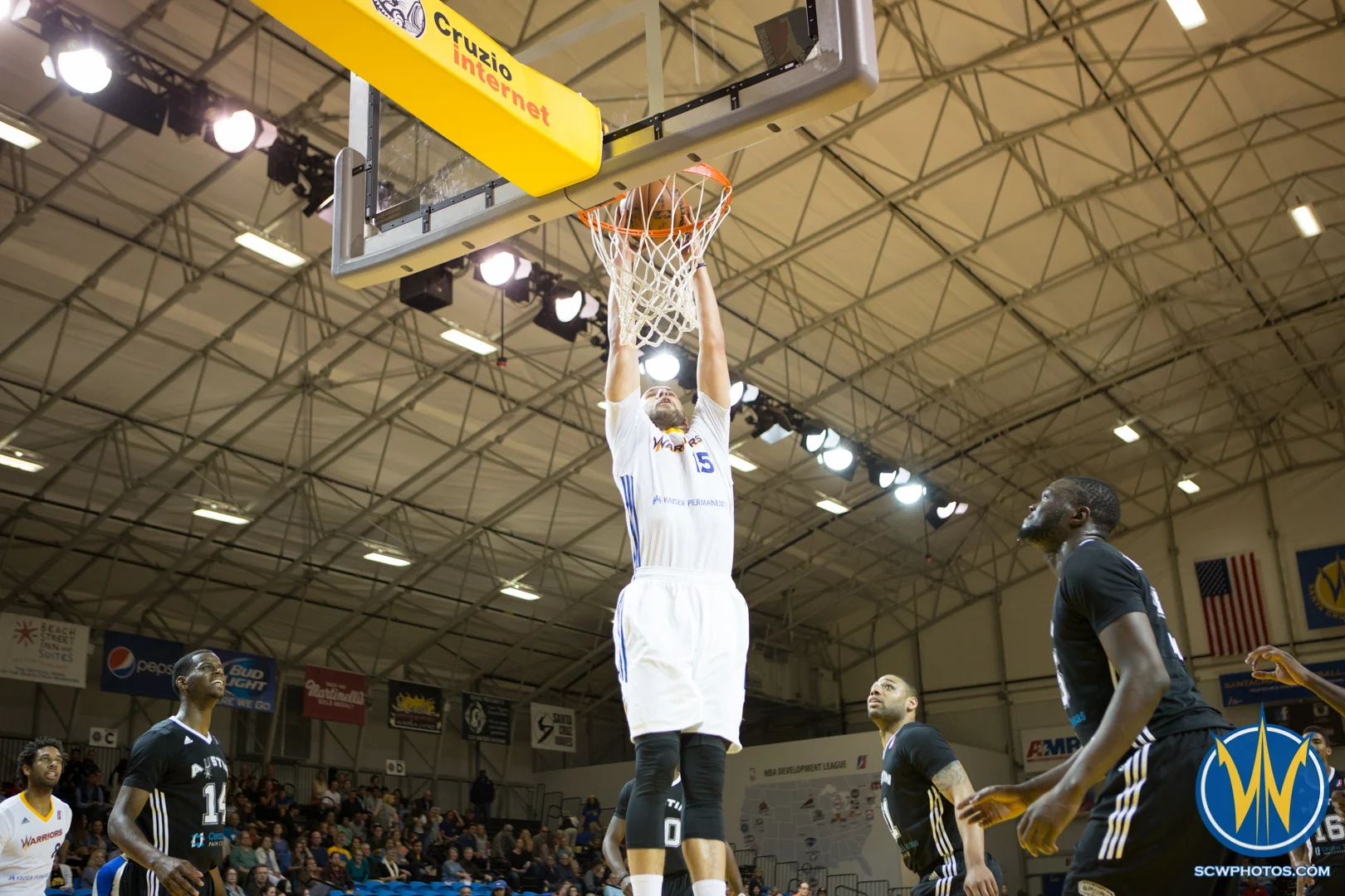 Mychel Thompson floats to the basket for a dunk at Kaiser Permanente Arena on March 27, 2016 (Photo: Ariel Nava Photography)