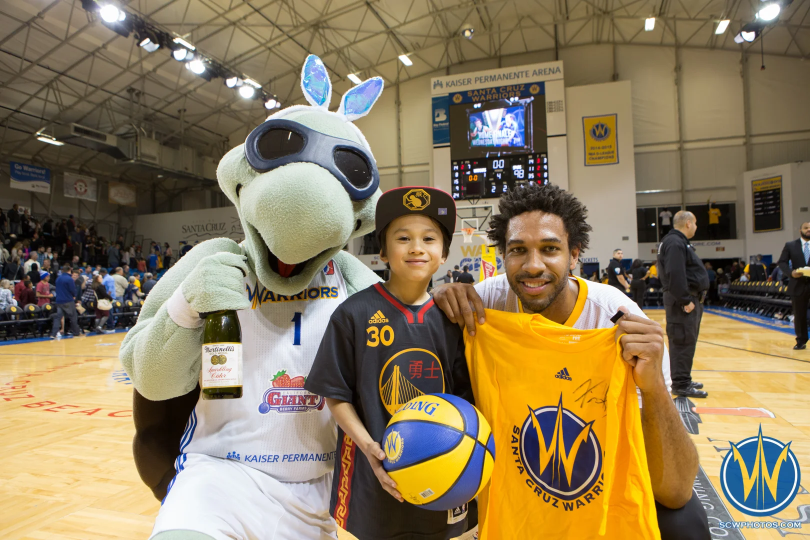 Mav'Riks and Xavier Henry pose with the "fan of the game" at Kaiser Permanente Arena on March 27, 2016 (Photo: Ariel Nava Photography)