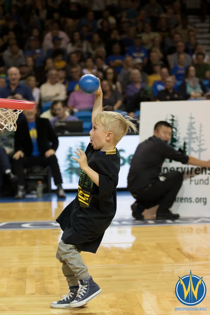 A young contestant dunks at Kaiser Permanente Arena on March 27, 2016 (Photo: Ariel Nava Photography)