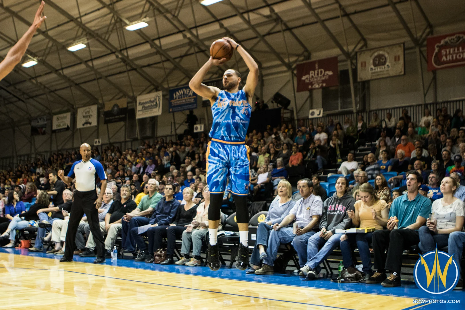Mychel Thompson shoots a jumpshot at Kaiser Permanente Arena on March 24, 2016 (Photo: Ariel Nava Photography)