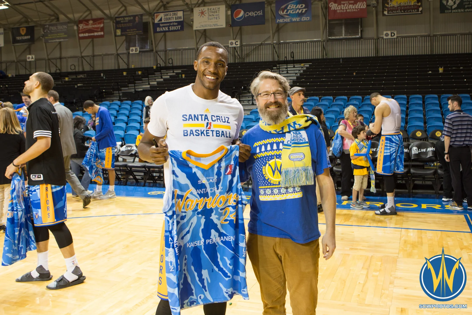 Chris Udofia poses with the winner of his auctioned jersey at Kaiser Permanente Arena on March 24, 2016 (Photo: Ariel Nava Photography)