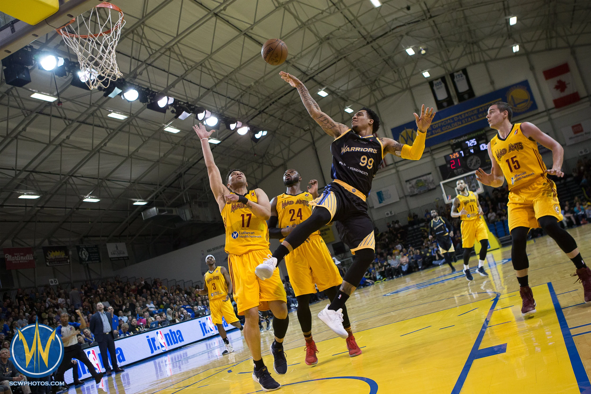 Santa Cruz Warriors game on 3/10/17 at Kaiser Permanente Arena in Santa Cruz, California. (Photo: Andrew Wheeler /SC Warriors 2017)