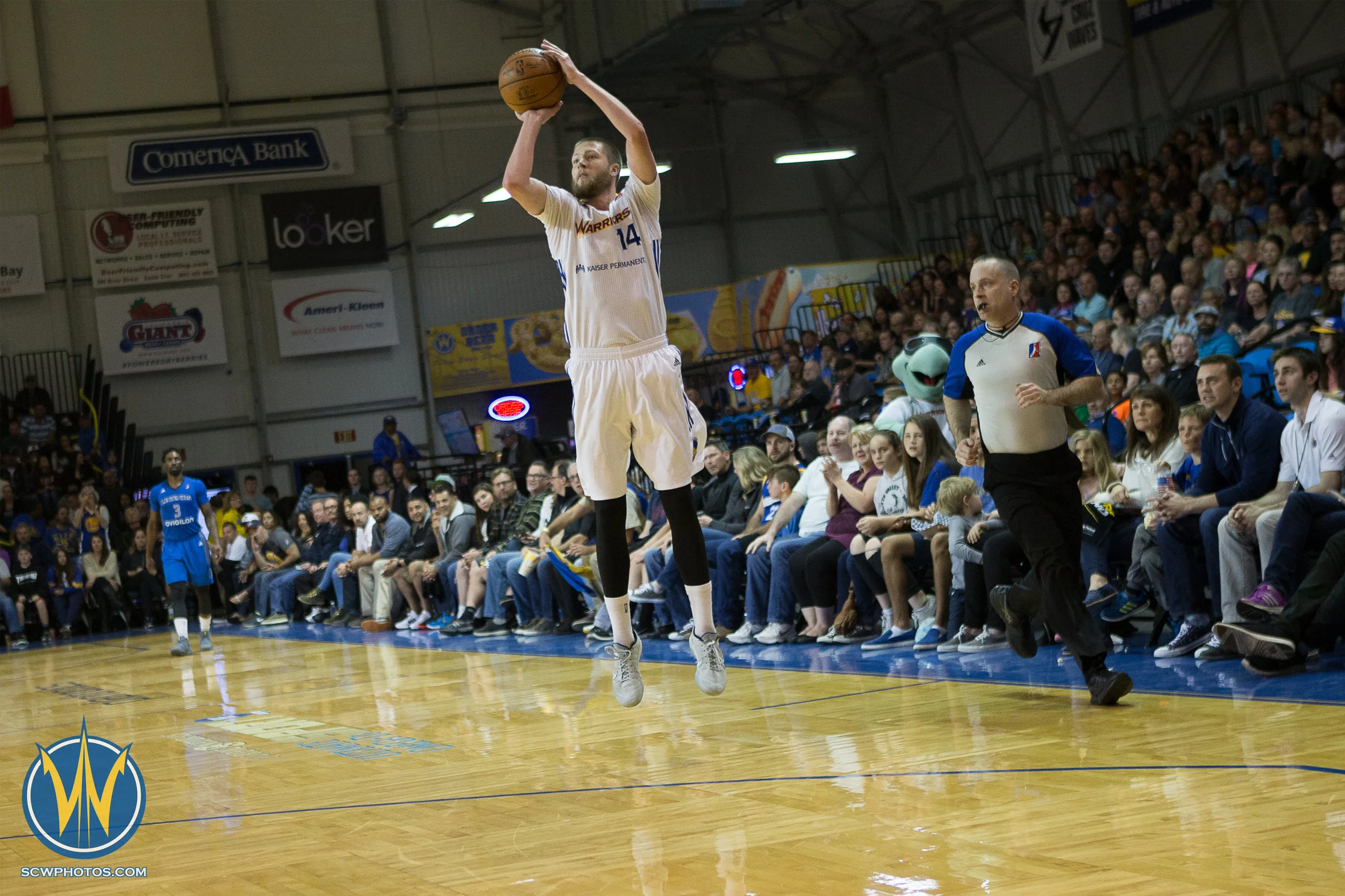 Santa Cruz Warriors game on 3 /18/17 at Kaiser Permanente Arena in Santa Cruz, California. (Photo: Andrew Wheeler /SC Warriors 2017)