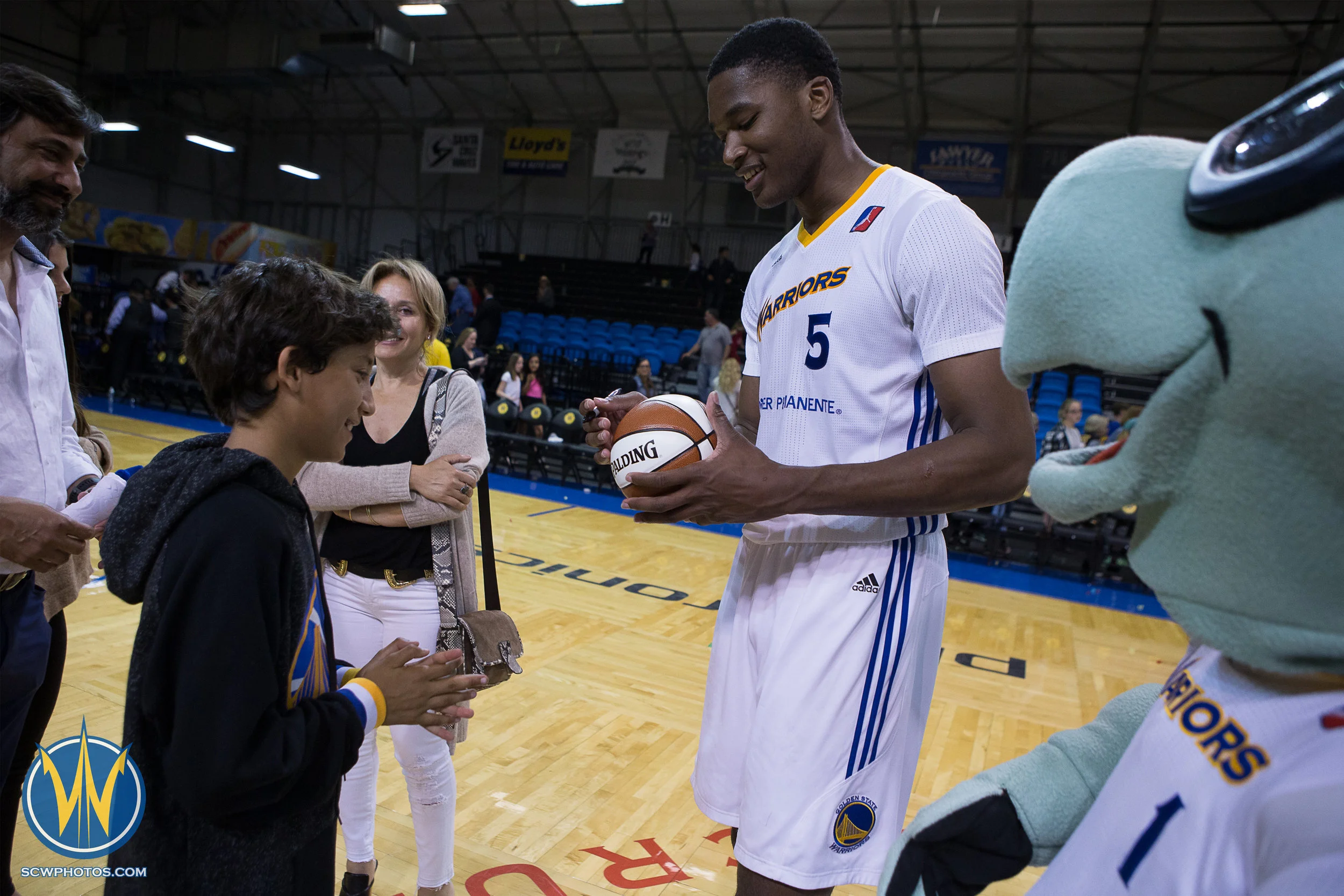 Santa Cruz Warriors game on 3 /31/17 at Kaiser Permanente Arena in Santa Cruz, California. (Photo: Andrew Wheeler /SC Warriors 2017)