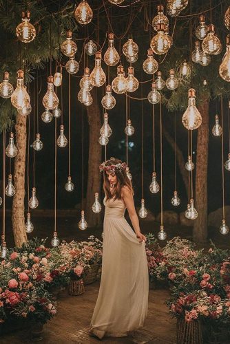 wedding-trends-2019-bridal-light-bulbs-arrangement-above-the-bride-in-burgundy-flower-crown-pablo_laguia-334x500.jpg