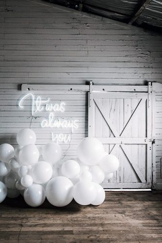 wedding-trends-2019-white-barn-décor-with-balloons-and-romantic-neon-signs-littlepineappleneon-334x500.jpg