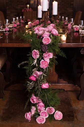 wedding-trends-2019-low-flower-pink-roses-and-dark-greenery-tablerunner-djamelphotography-334x500.jpg