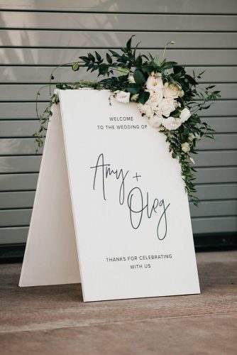 wedding-trends-2019-minimalistic-black-white-bridal-welcome-signs-with-white-flowers-and-greenery-anna-duncan-photography-334x500.jpg