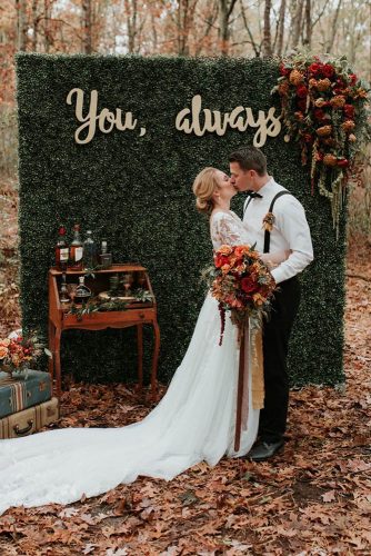 wedding-trends-2019-autumn-outdoor-vintage-rustic-greenery-bridal-backdrop-jenniferlarsenphoto-334x500.jpg
