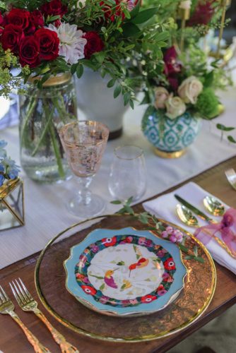 wedding-trends-2019-bright-table-with-flowers-and-colorful-plates-krista-fox-photography-334x500.jpg