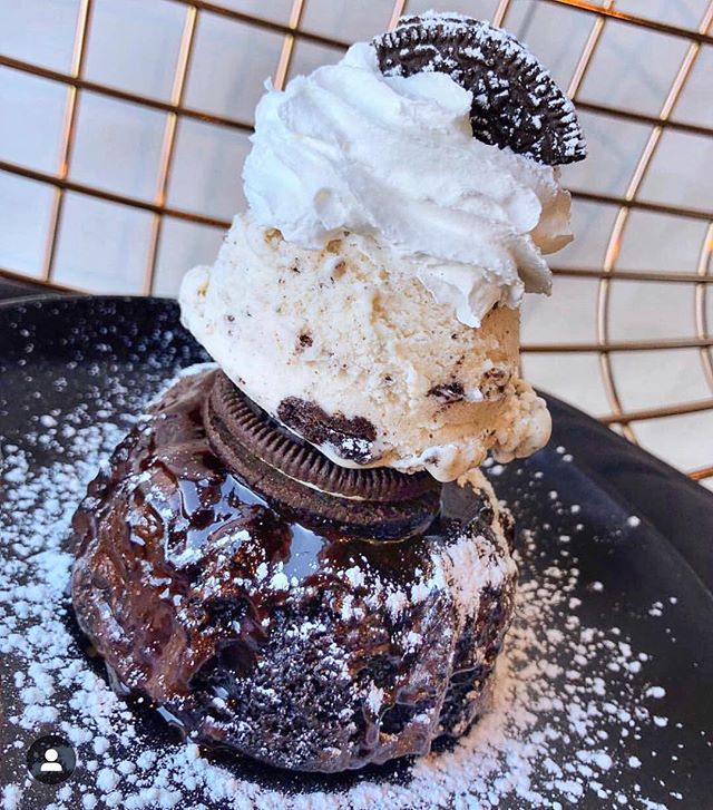 BACK DAT BUNDT UP!
📍 @eatskinnyfats
🍨 Sunday Sundae AVAILABLE TODAY! Chocolate BUNDT cake. Cookies and cream ice cream. Oreo. Whipped cream.
👇🏼TAG A DESSERT LOVER👇🏼