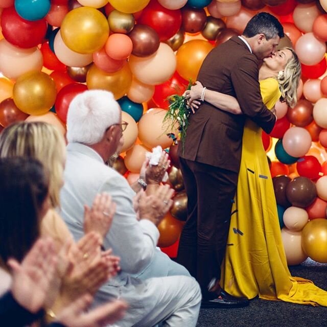 Yes, yes, yes! ✨ .
#chicagobride @kellibglasscock 
#chicagovenue @antiquetaco 
#balloons @luft.balloon