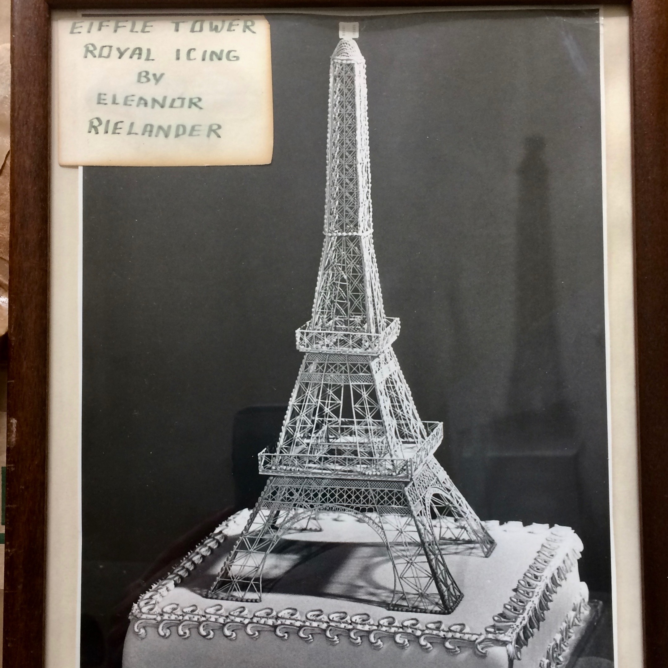 F_18_08_15_IMG_001_Kuyper_Royal_Icing_Eiffel_Tower.jpeg