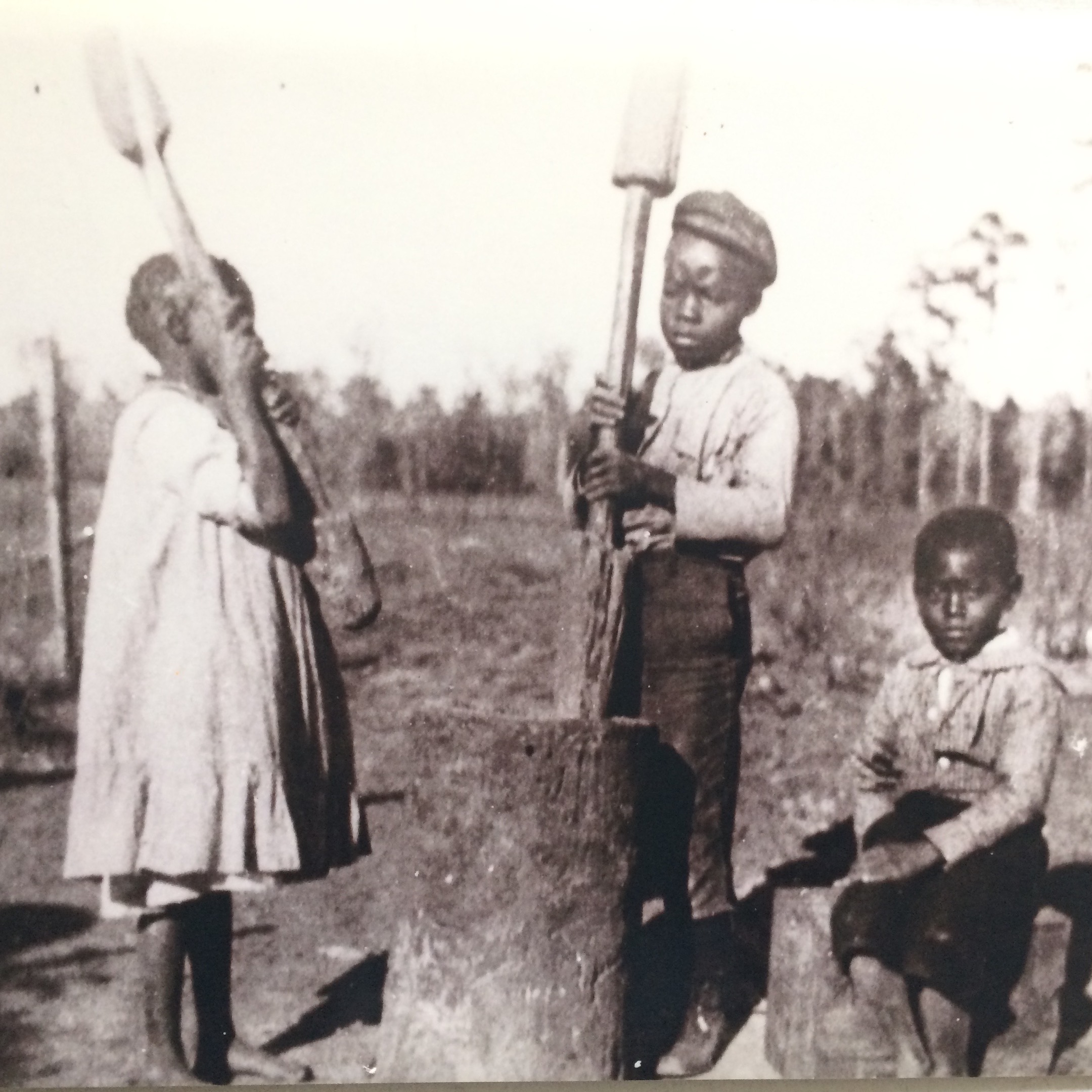 F_18_18_01_IMG_002_Mortar_Pestle_Three_Children_Photo.jpeg
