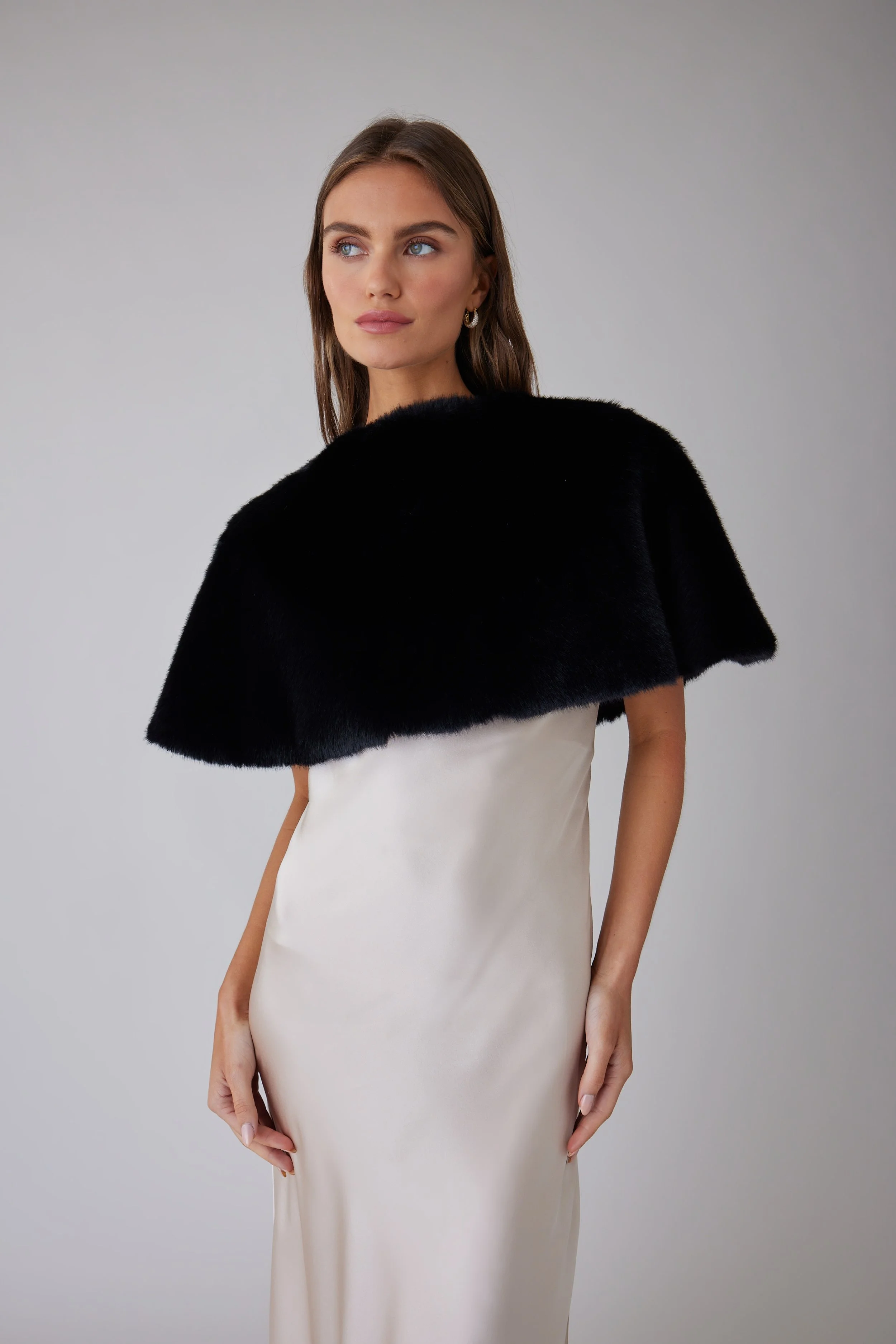 Professional editorial brand photographer delivering clean, minimalist product and lifestyle imagery for fashion brands, creative entrepreneurs, and online businesses.