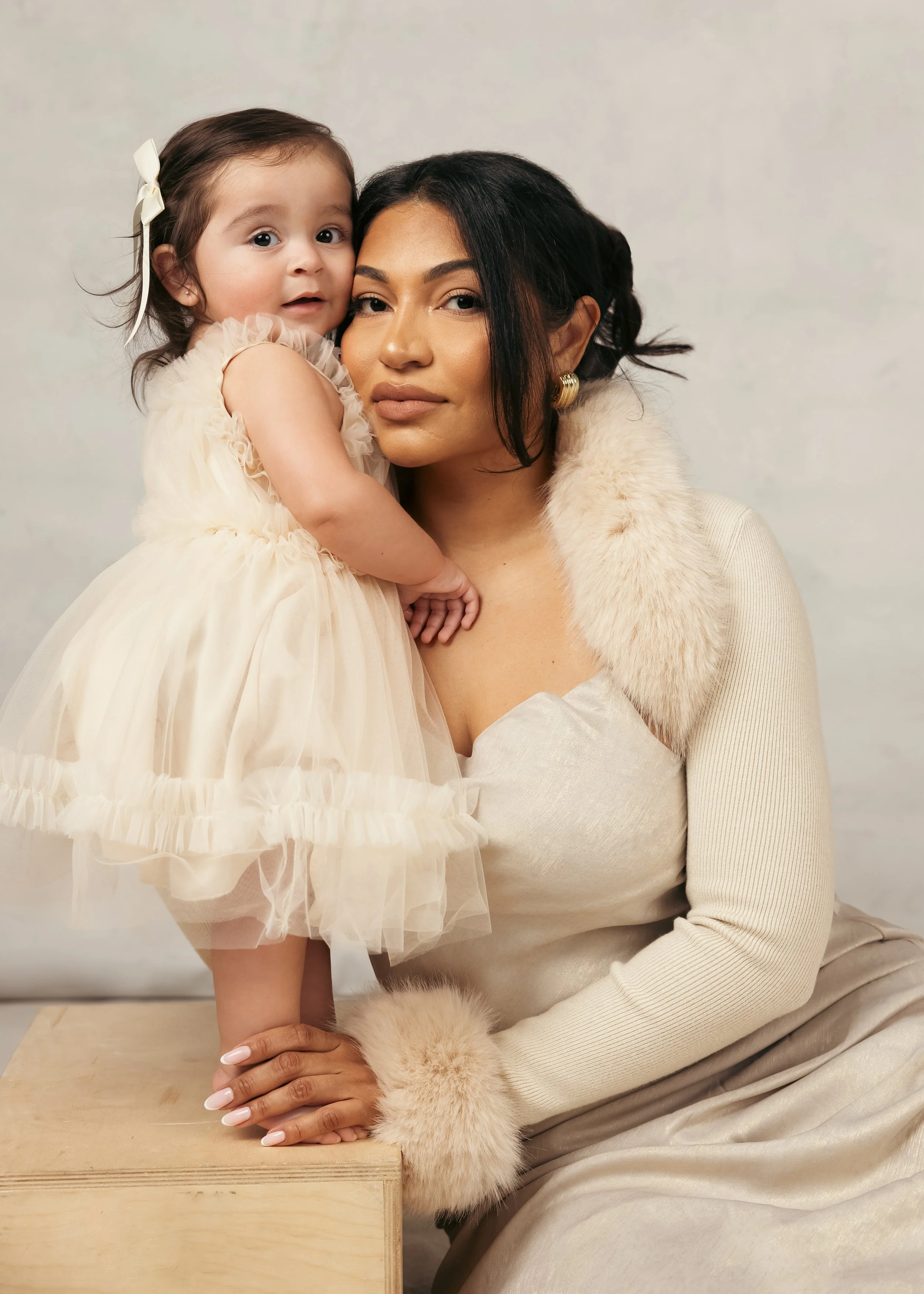 Maternity photographer in los angeles in studio, family photography 