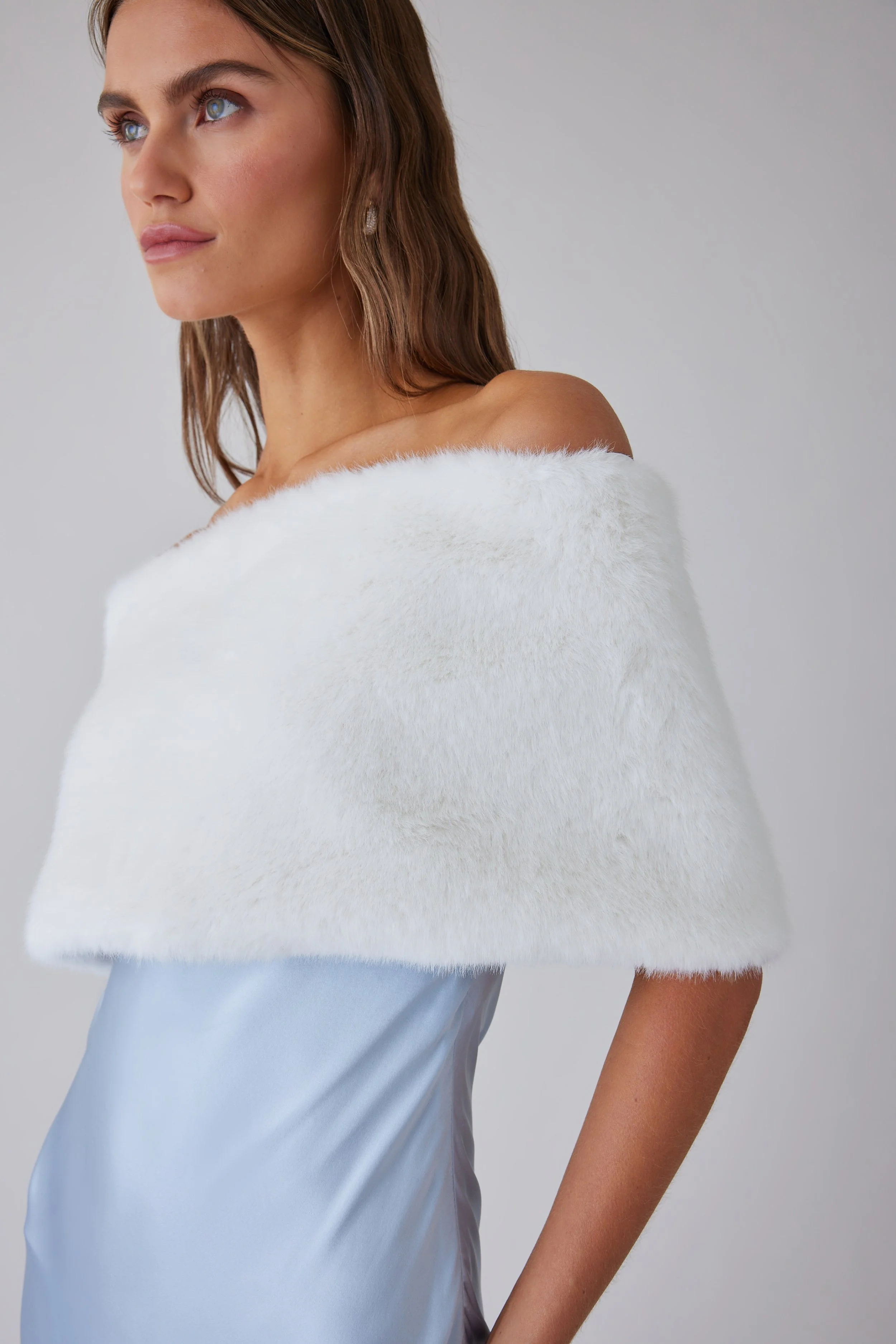 Professional editorial brand photographer delivering clean, minimalist product and lifestyle imagery for fashion brands, creative entrepreneurs, and online businesses.