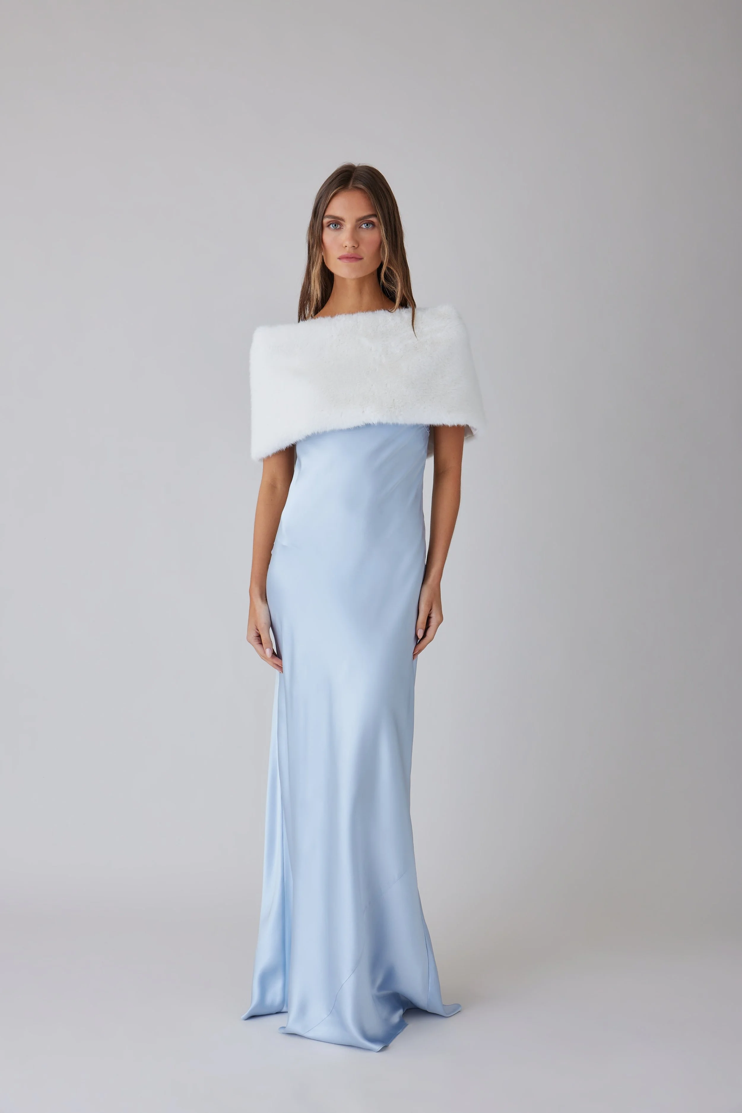 Professional editorial brand photographer delivering clean, minimalist product and lifestyle imagery for fashion brands, creative entrepreneurs, and online businesses.