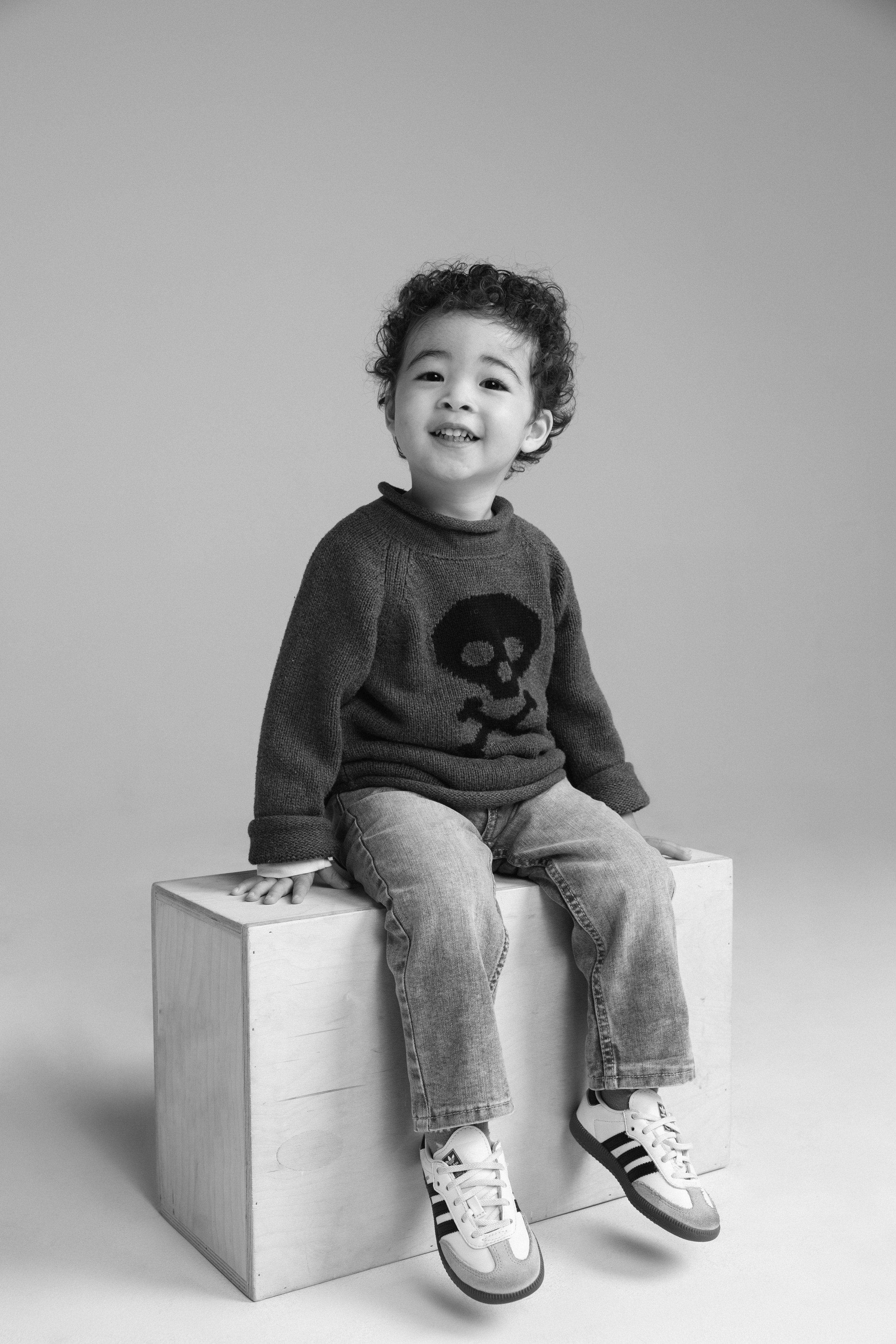 Kids headshots photographer in los angeles in studio. actor headshots for kid actors