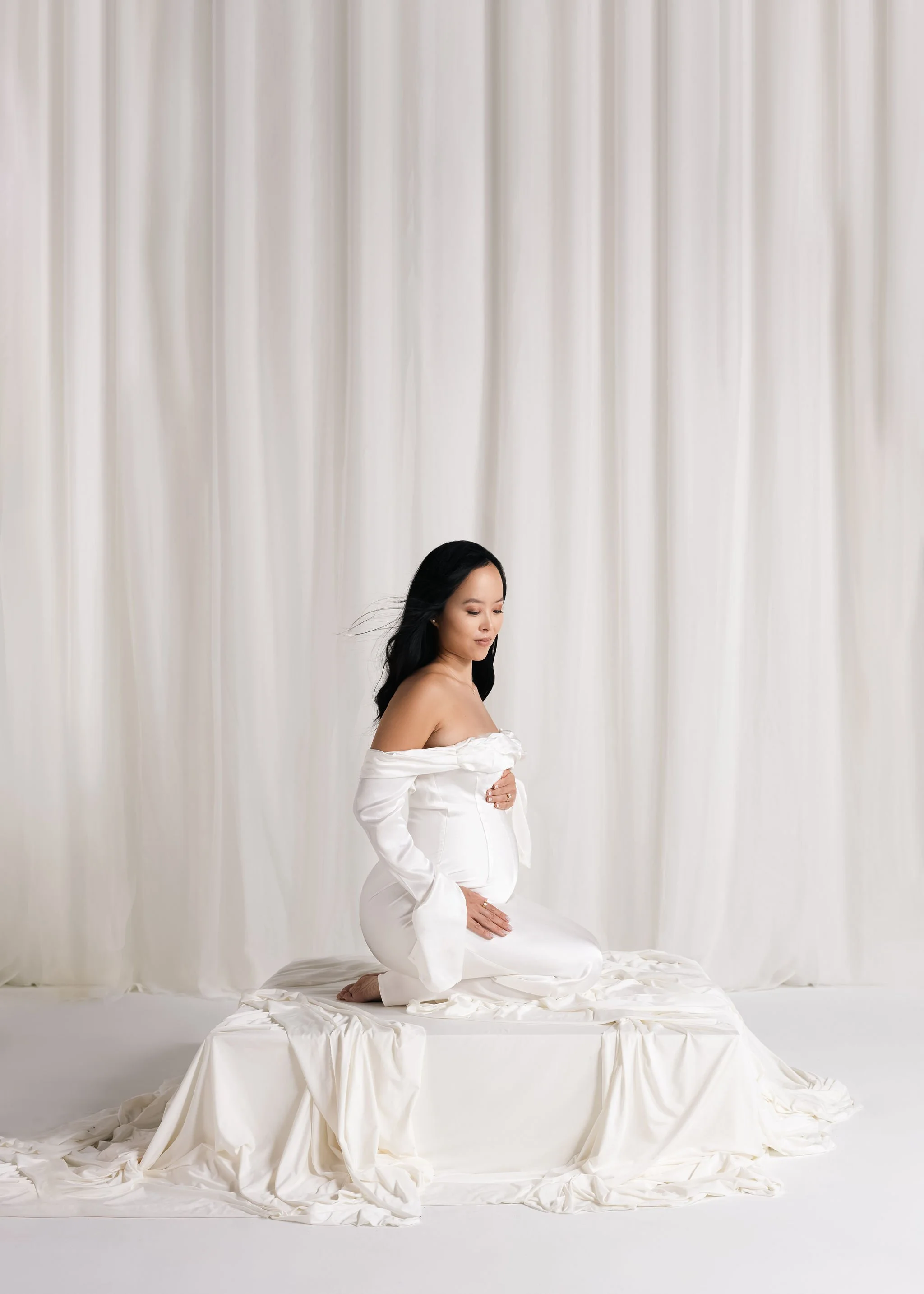 Maternity photographer in los angeles in studio, family photography 