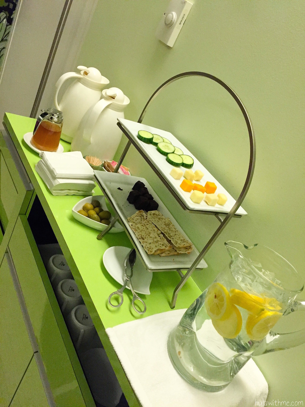 Bliss Spa in Boston, MA: Snacks and drinks served inside the waiting room.