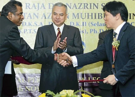 Exchanging Memorandum of Cooperation with Chairman of the Perak Bar Association, witnessed by His Royal Highness