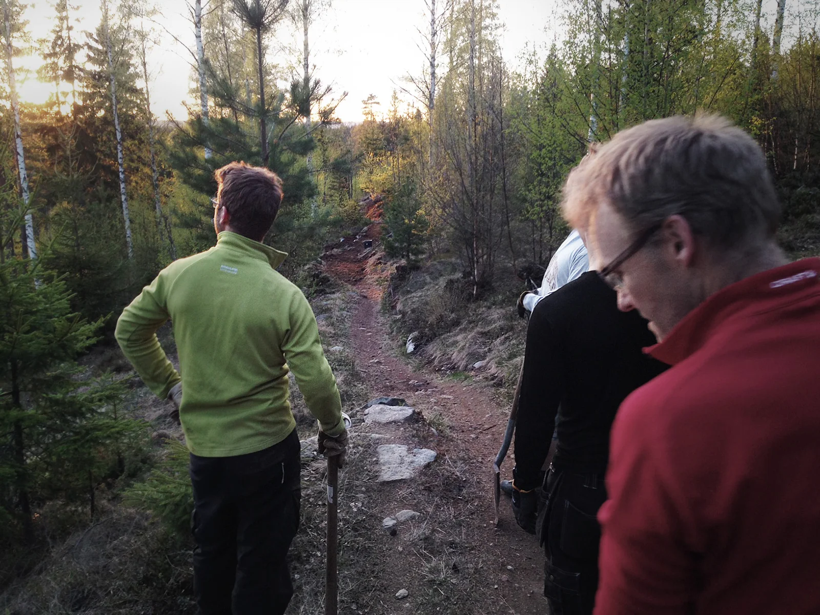 Undertecknad njuter av solnedgången med en väldigt avslappnad och naturlig pose.
