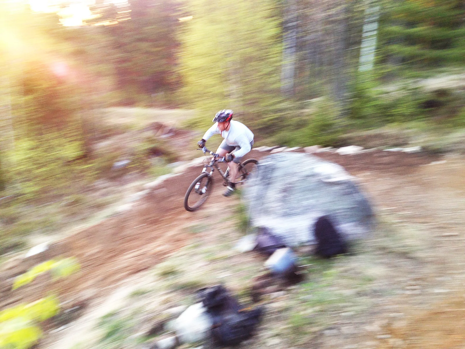 Torbjörn rider mot solnedgången på sin järnhäst.