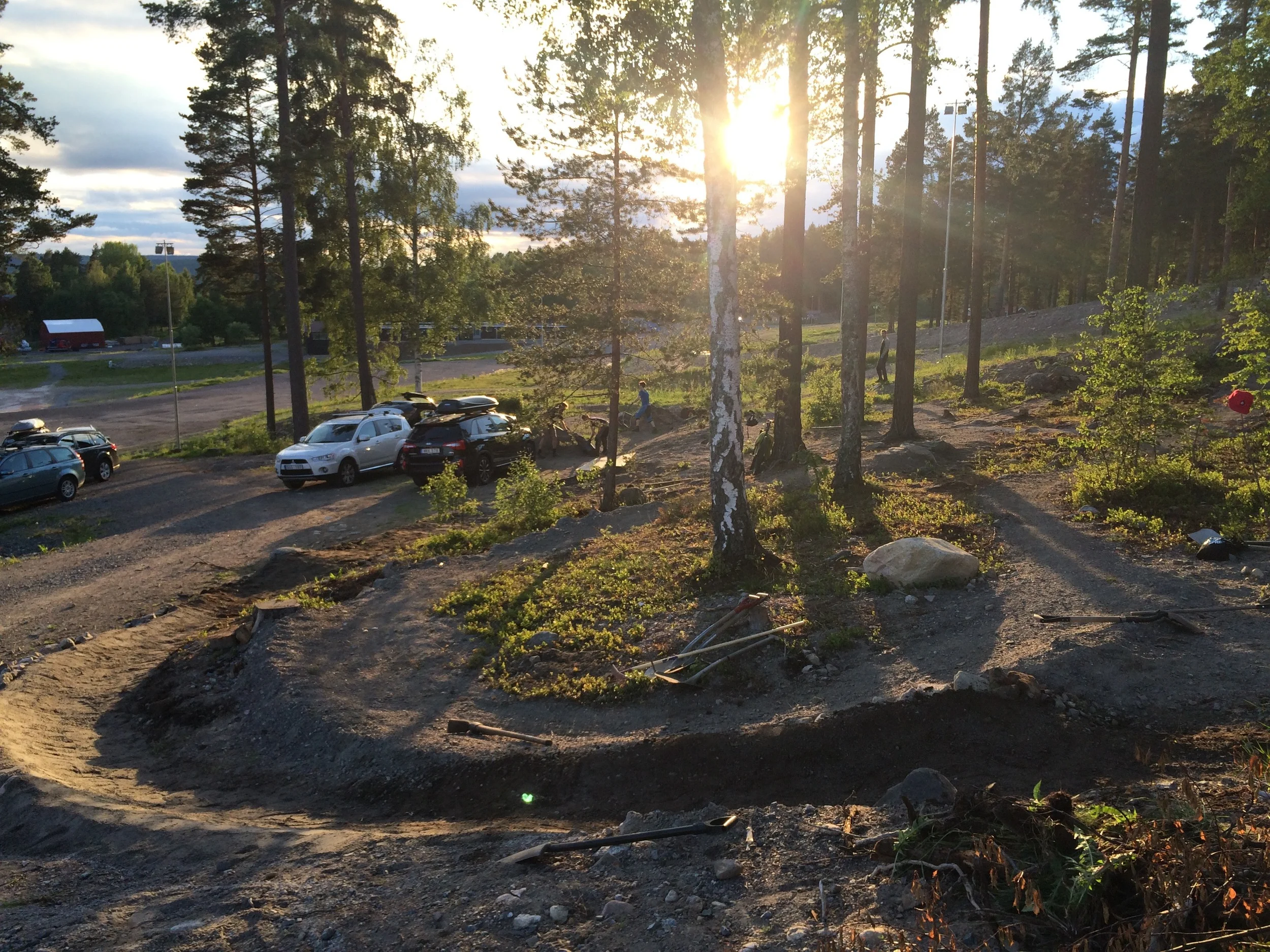Uppför på innerkurvan, utför på ytterkurvan... Det är den här vägen ner man tar om man vill hoppa över den sista svårare delen av klättringen, och cykla nerförs utan trappsteg.