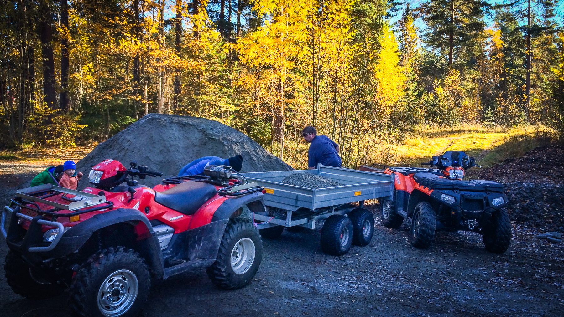 4-hjulingar med släp stod på kö för att lastas med material.