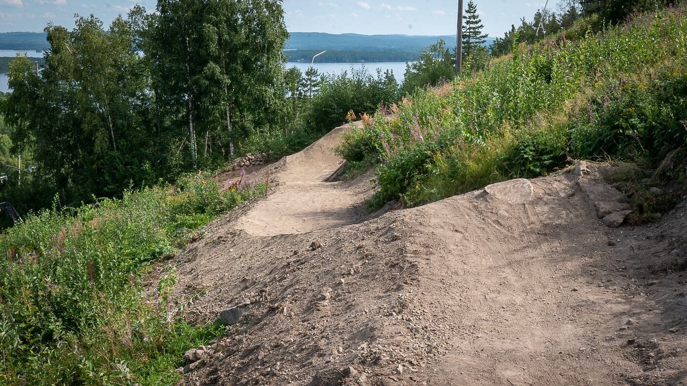 D&aring; har vi sparkat ig&aring;ng byggs&auml;songen efter sommaren med att ha maskinhj&auml;lp under tv&aring; dagar. Eftersom vi bygger i en slalombacke har det lagts en del huvudbry p&aring; hur vi f&aring;r till en schysst str&auml;ckning som &a