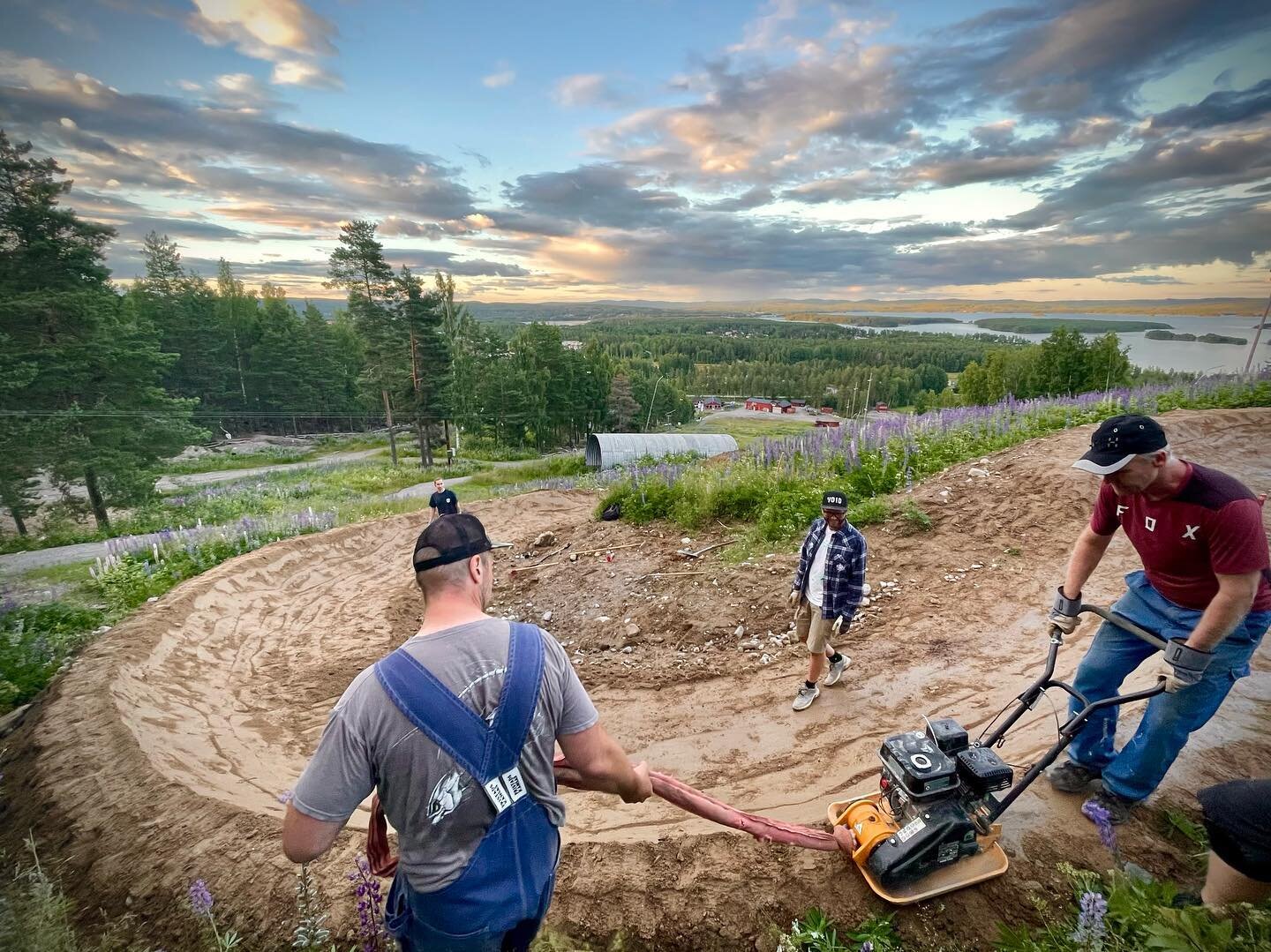 H&auml;rlig kv&auml;ll bland lupiner och stora kurvor. Redigt stora kurvor faktiskt. De st&ouml;rsta vi byggt. Med r&aring;ge. Bra jobbat alla inblandade 👍 #falustigcyklister #falun #k&auml;llviksbacken