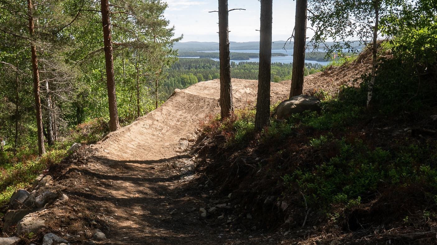 I helgen har vi haft @joonas_henriksson bakom spakarna i gr&auml;vmaskinen och karvat fram n&aring;gra hundra meter ny led i K&auml;llviken. Det h&auml;r var den mest utmanande sektionen p&aring; hela den planerade leden d&aring; det &auml;r brant oc