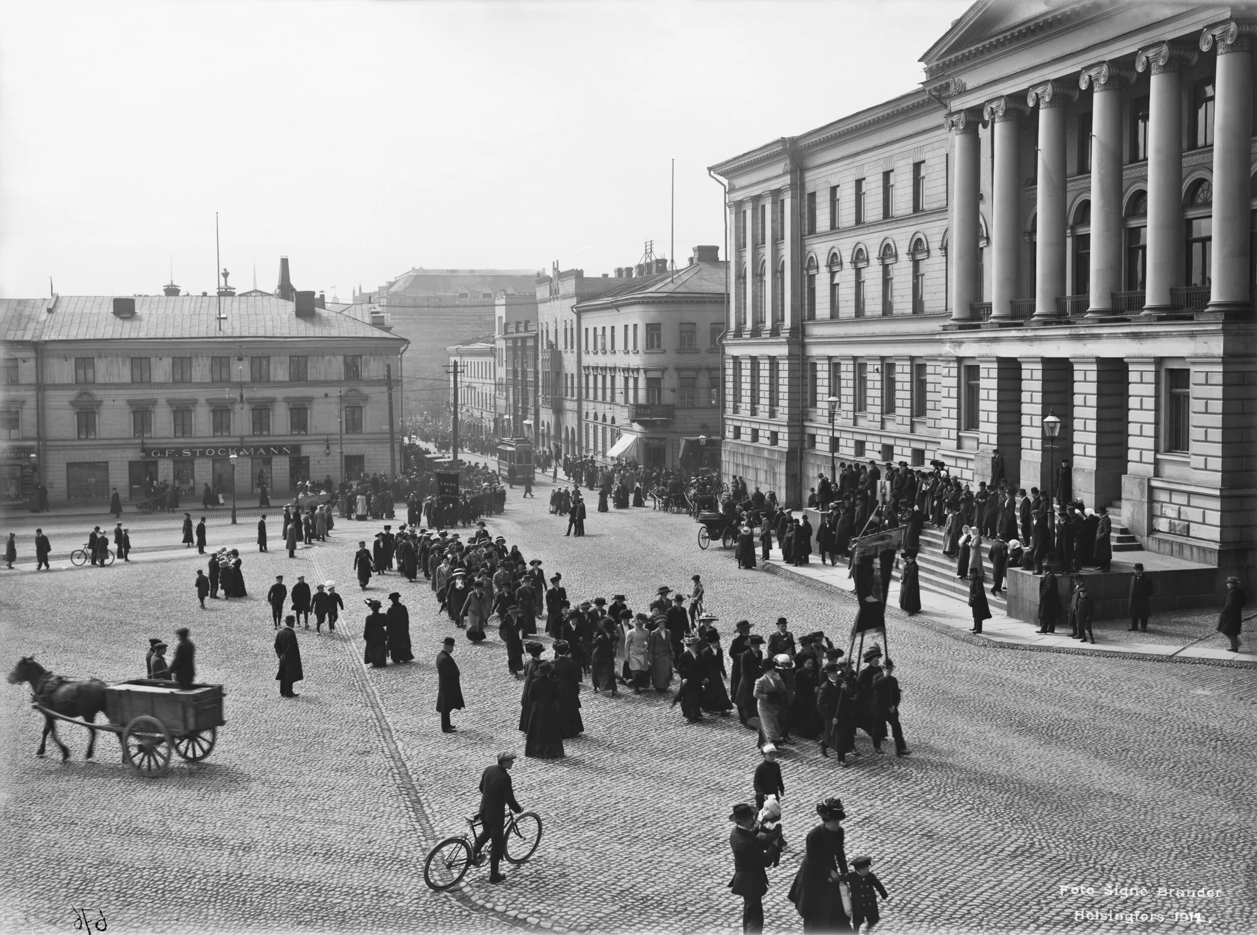Työläisten vappukulkue Senaatintorilla..jpg