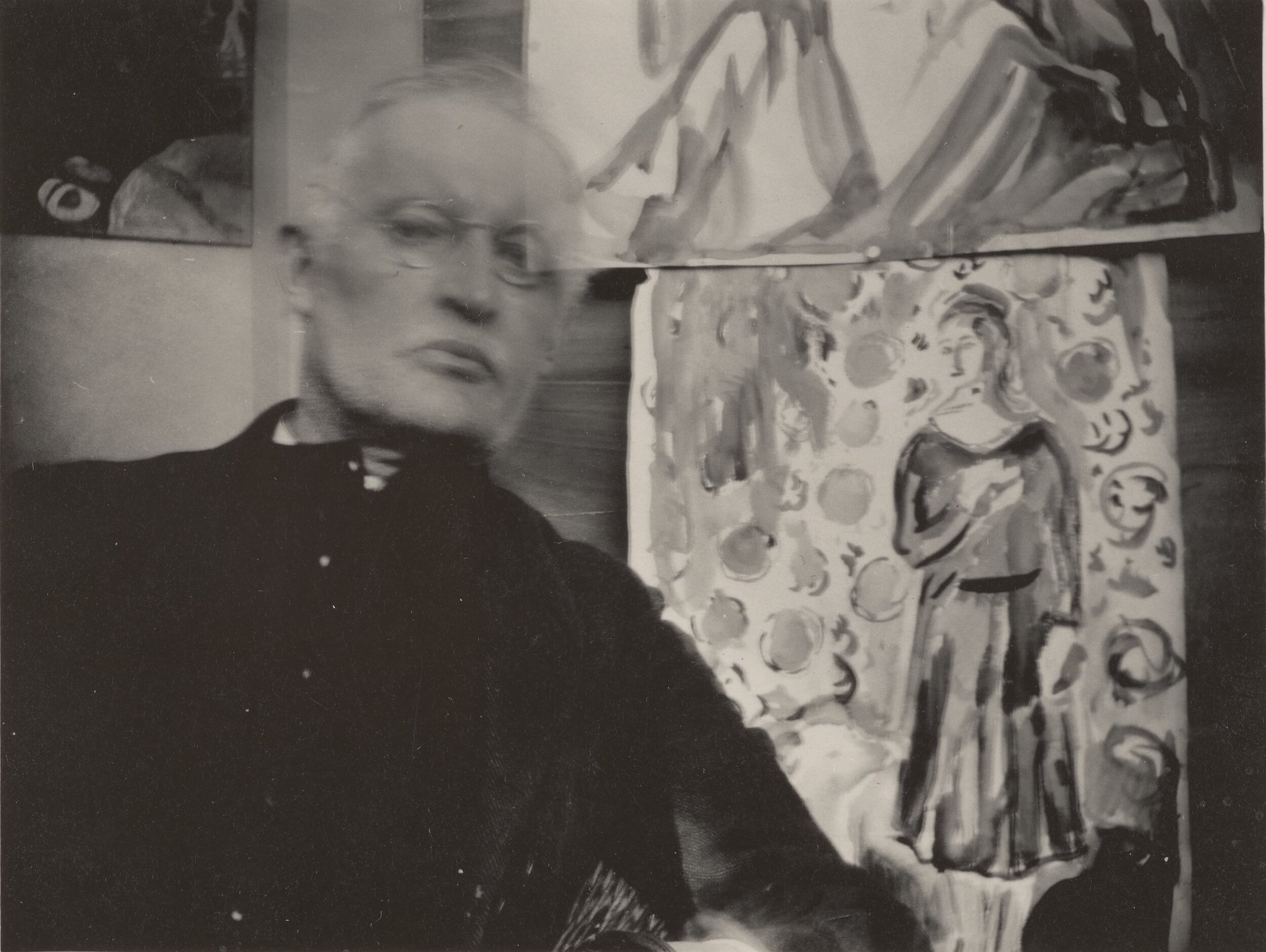 Edvard Munch.&nbsp;I glasögon framför två akvareller, Ekely, ca 1930