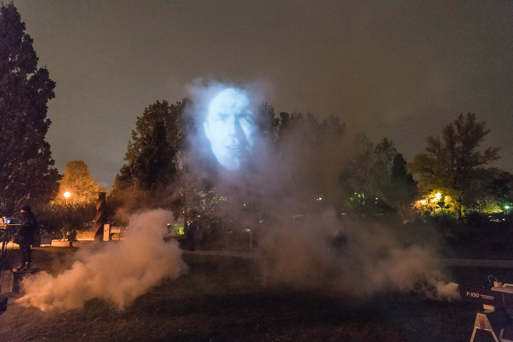  Tony Oursler. Utställningsvy, The Influence Machine