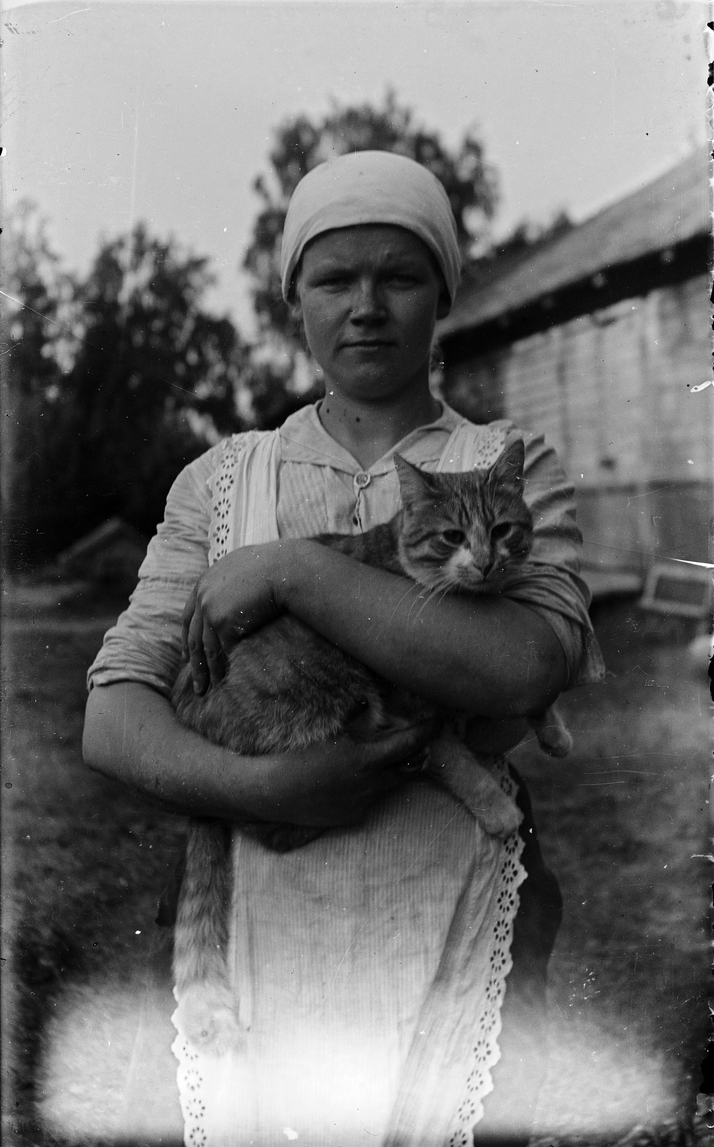 flicka med katt i famn.jpg