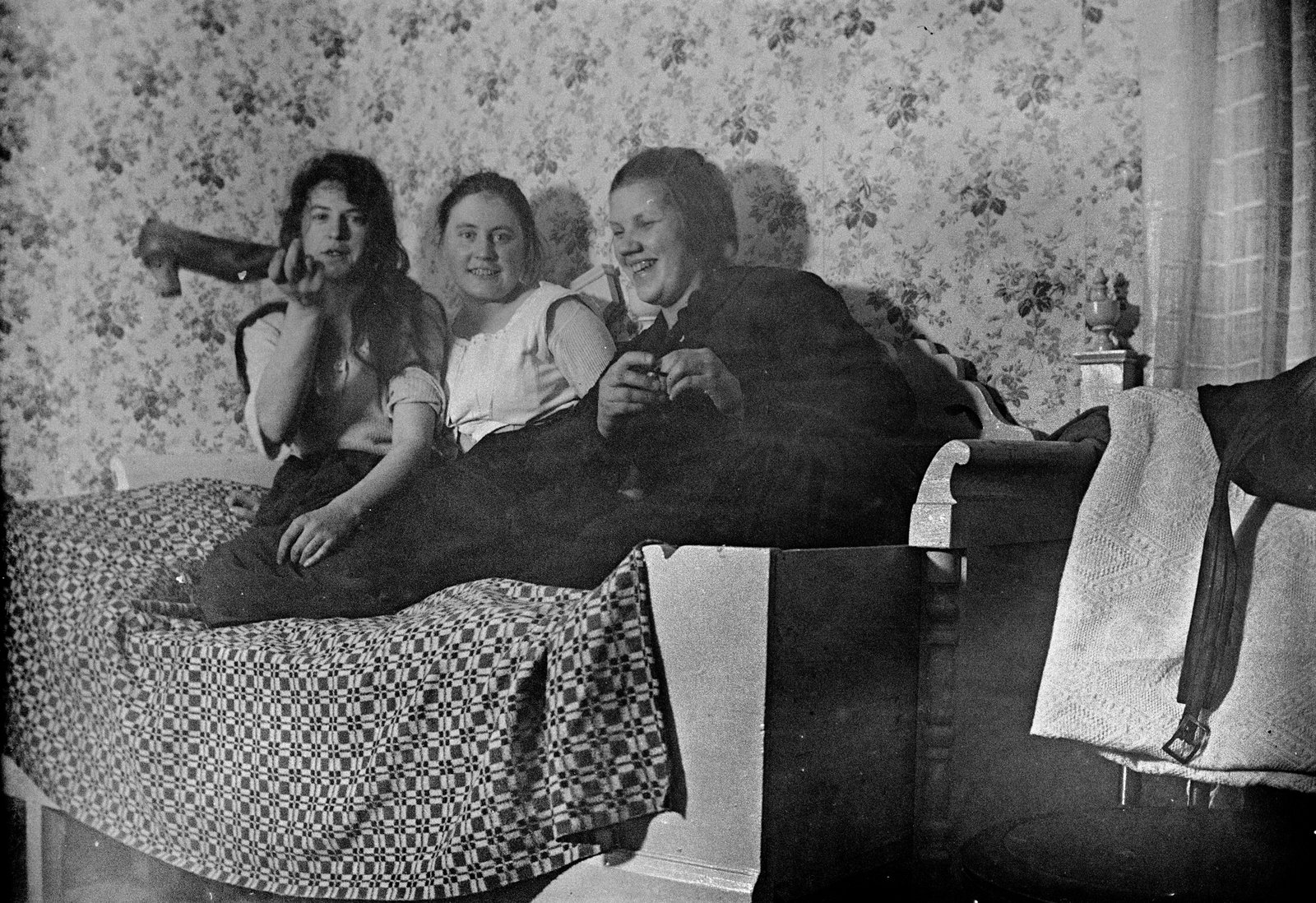 Greta Jakobsson, Alvina Söderlund och okänd sittande i en säng..jpg
