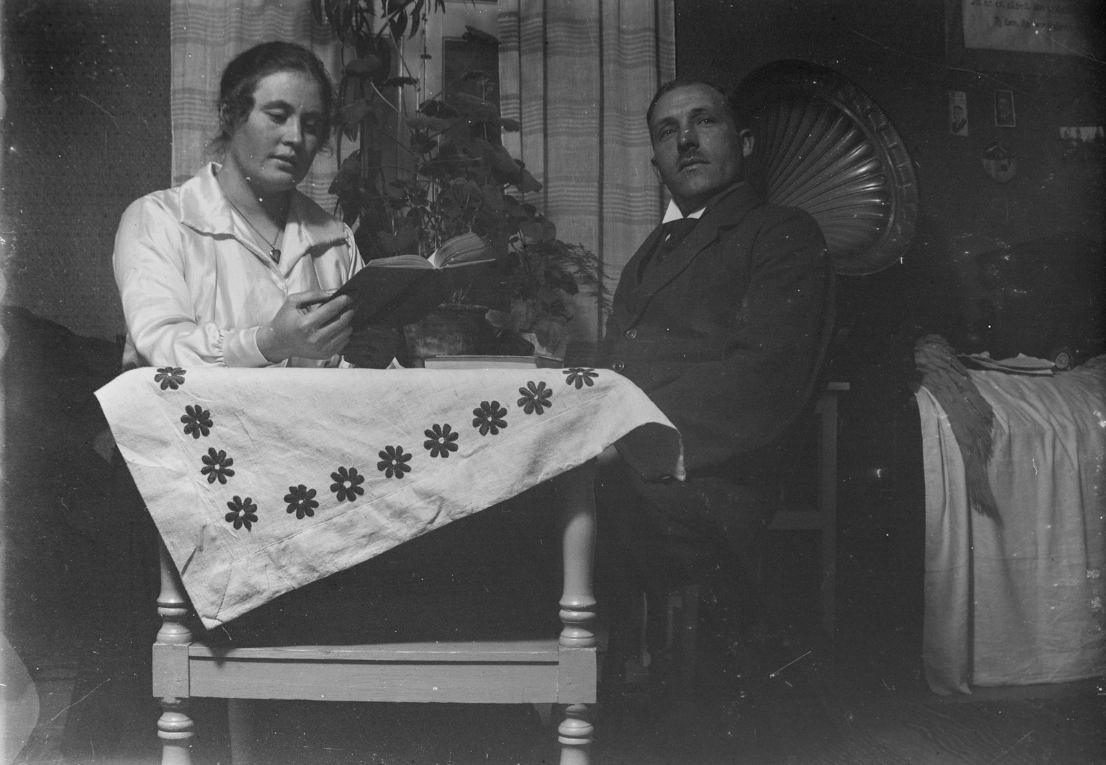 Alvina Söderlund och maken Konrad i hemmet..jpg